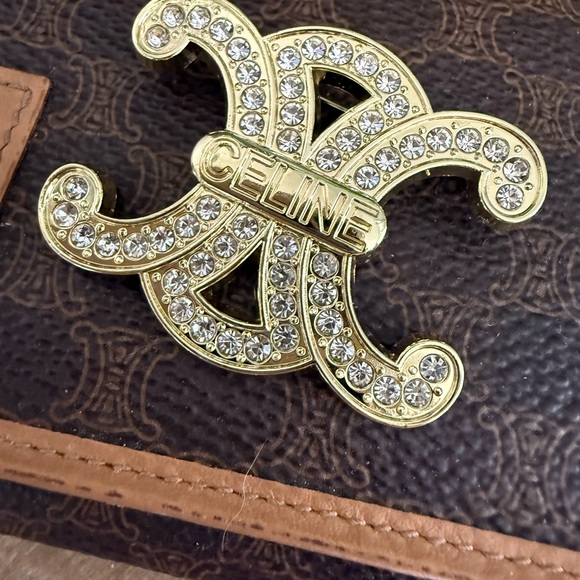 ✨ Crystal Logo-Style Brooch ✨ - Picture 4 of 5